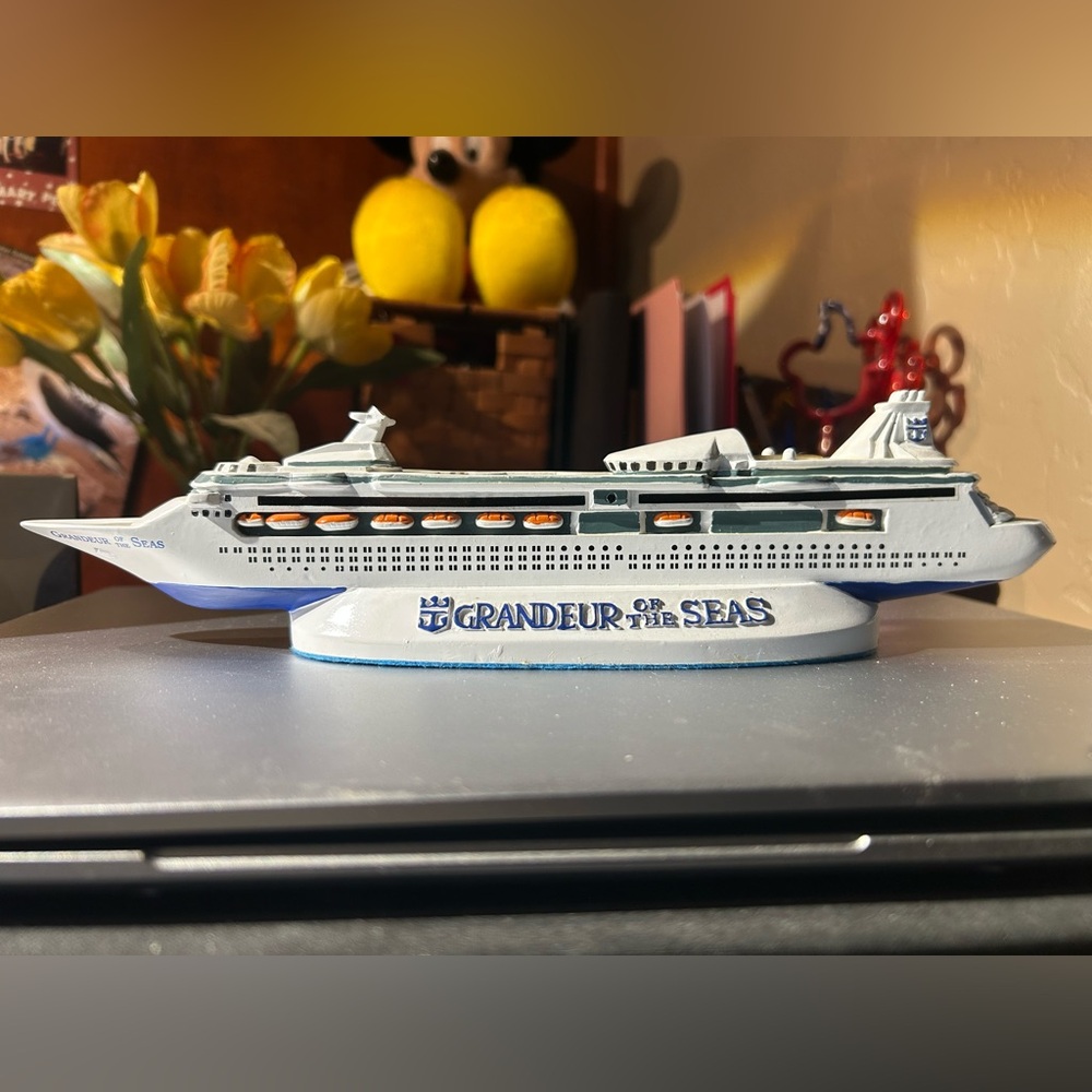 Royal Caribbean Grandeur of the Seas ship model